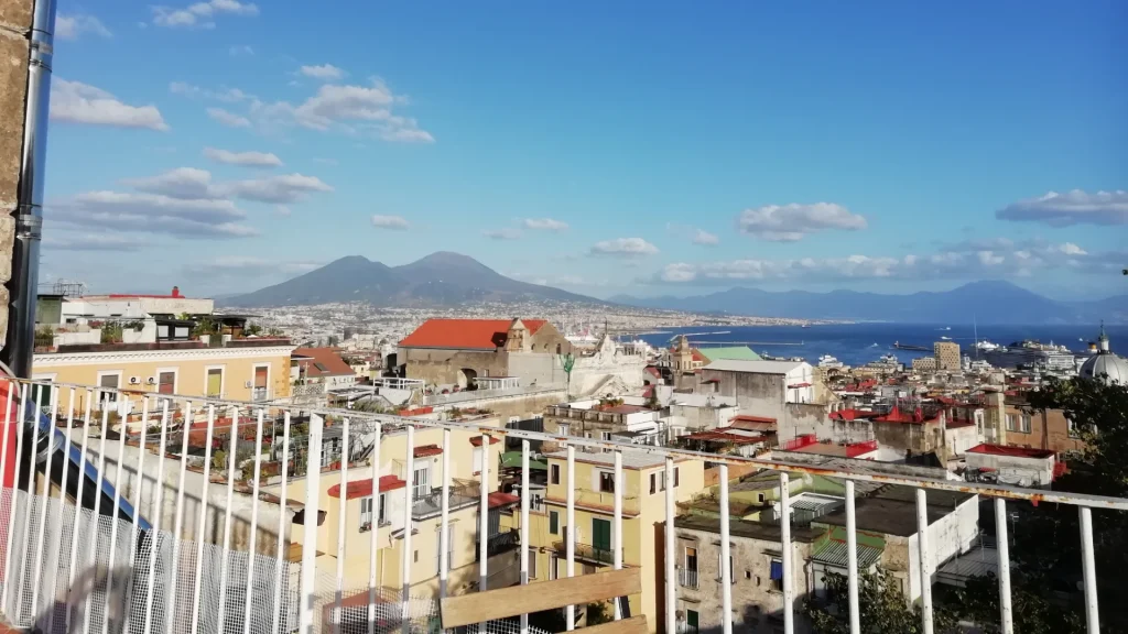 Il Vesuvio, golfo di Napoli, Panorama da Vico Cappuccinelle 8, attico, Napoli (Quartiere Avvocata)/Napule (Rione Avvocata).