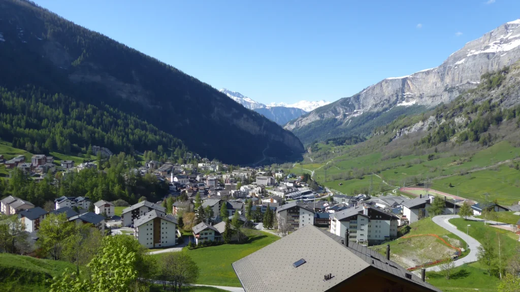 Das Dorf, Klibenstrasse, Leukerbad, Schweiz [Kanton Wallis].