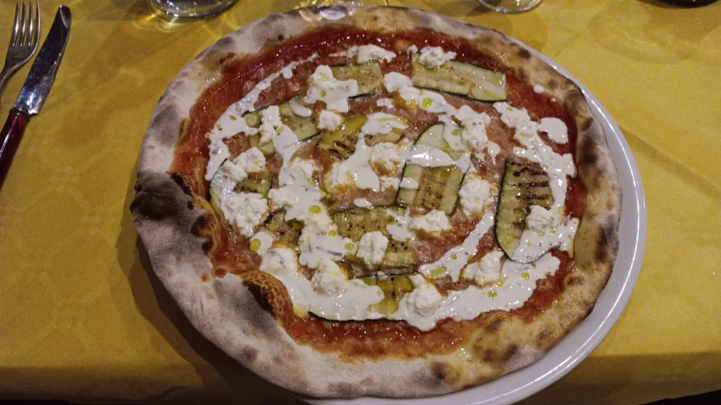 Pizza Moira (pomodoro, mozzarrella, crema di tartufo, ricotta, zucchine grigliate in olio all'aglio), Pizzeria Osée, Via Circonvallazione Nord 35, Manciano (GR).
